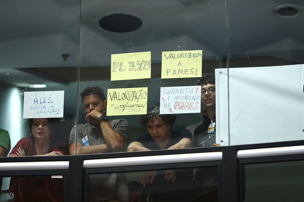 Imagem da notícia: Deputados aprovam reestruturação de carreiras da Fames